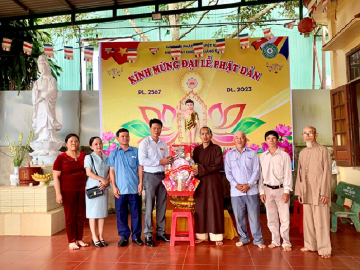 Lãnh đạo Huyện uỷ, HĐND, UBND, UBMTTQ VN huyện thăm, tặng quà các cơ sở Phật giáo nhân dịp Lễ Phật đản năm 2023.